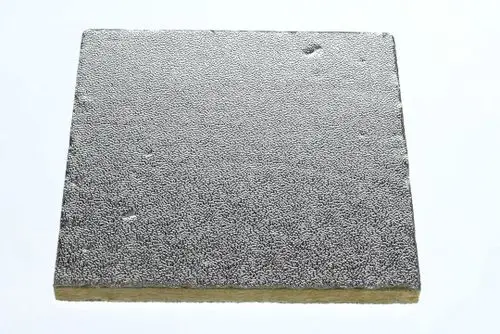 Flache, quadratische Wärmeisolierplatte von Bosch mit leicht strukturierter Oberfläche, geeignet für Wärmeisolation.